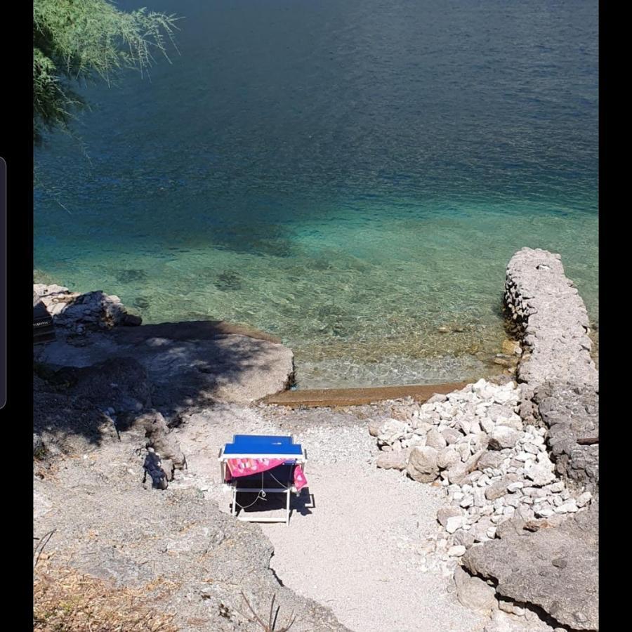 L For Lake Mandello del Lario Luaran gambar