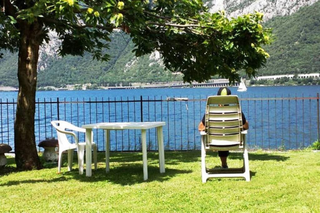 L For Lake Mandello del Lario Bilik gambar
