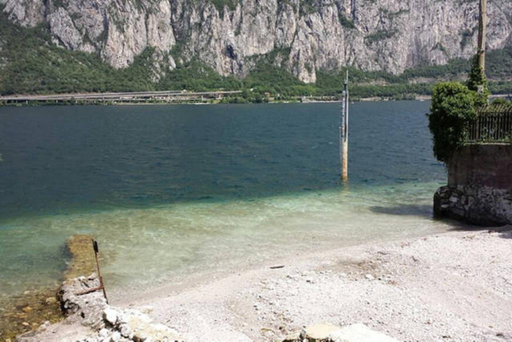 L For Lake Mandello del Lario Bilik gambar