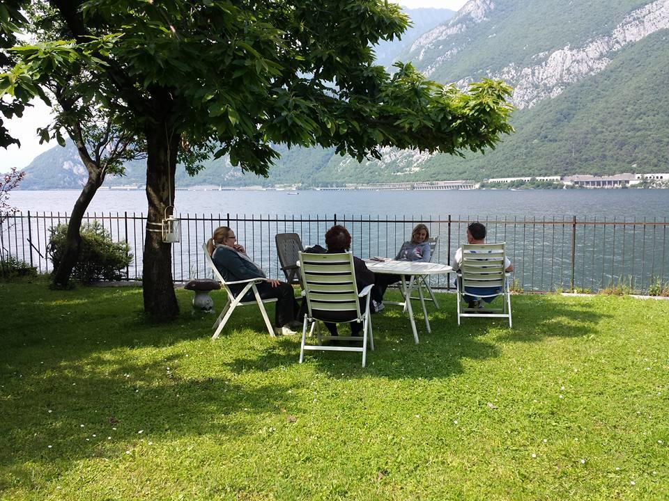 L For Lake Mandello del Lario Luaran gambar
