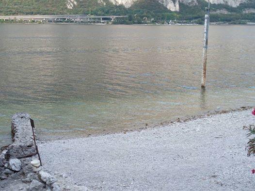 L For Lake Mandello del Lario Luaran gambar